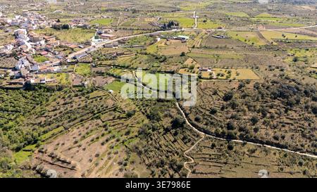 Vue aérienne montrant le village fermoselle niché entre les champs agricoles et les collines en terrasses en espagne Banque D'Images