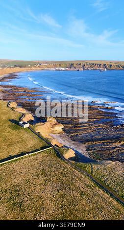 Vue aérienne de Thurso le long de l'emblématique North Coast 500, où le littoral accidenté rencontre la mer du Nord Banque D'Images