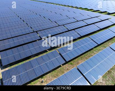 Vue surélevée d'une ferme solaire à grande échelle présentant une infrastructure d'énergie propre et une production d'énergie durable. Banque D'Images