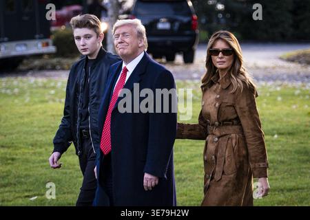 Photo du dossier - photo du dossier datée du 26 novembre 2019 du président Donald Trump, de la première dame Melania Trump et de leur fils, Barron, marchent à bord de Marine One sur la pelouse sud de la Maison Blanche à Washington, DC, États-Unis. Melania Trump a révélé mercredi que Barron, son fils de 14 ans avec le président, avait à un moment donné testé positif au coronavirus, mais a par la suite testé négatif. - La première dame des États-Unis, Melania Trump, a nié jeudi qu'elle avait des liens avec Jeffrey Epstein, rejetant les affirmations qu'elle avait des liens avec lui ou qu'elle avait été victime de lui. Pendant ce temps, le président américain Donald Trump l’a éloigné Banque D'Images