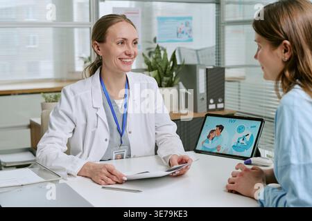 Femme médecin consultant femme au sujet du traitement de FIV à la clinique Banque D'Images