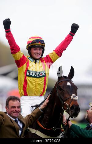 Storming George monté par Jack Quinlan célèbre la victoire du ...