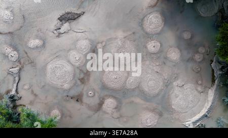 La vue aérienne du paysage géothermique à motifs révèle des textures tourbillonnantes et des tons terreux atténués, une symphonie de l'art de la nature, Waiotapu, Waikato Banque D'Images