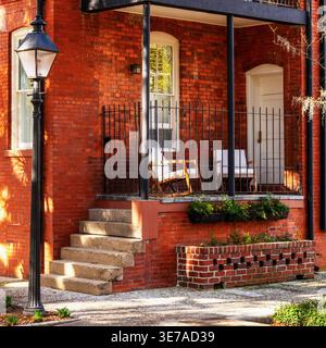 Savannah, États-Unis - 11 mars 2026 : maison idyllique en briques rouges et porche dans le centre-ville de Savannah Banque D'Images