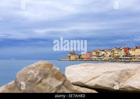 Côte rocheuse avec vue sur la vieille ville de Piran et la mer Adriatique en Slovénie. Banque D'Images