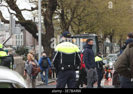 Dublin, Irlande - 10 avril 2026 : Gardai surveillait la manifestation de carburant par des agriculteurs et des transporteurs alors que O'Connell Street est bloquée par des tracteurs et des camions dans le cadre d'une manifestation nationale et d'un blocus des terminaux de carburant Banque D'Images