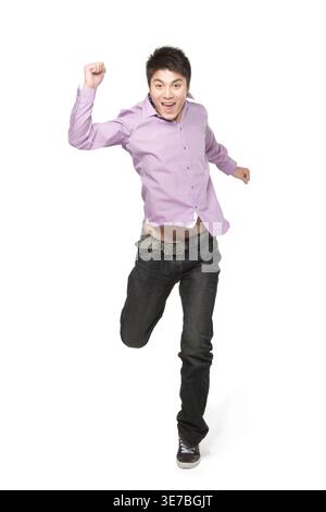 Homme chinois portant des manches longues courant sur fond blanc en studio Banque D'Images