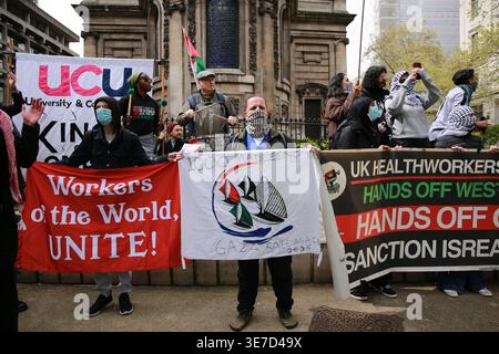 Londres, Royaume-Uni. 10 avril 2026. Les manifestants pro-palestiniens se rassemblent devant Bush House au King’s College de Londres sur le Strand, où devait avoir lieu la Conférence de la Défense de Londres. Les étudiants et les militants tiennent des banderoles et chantent des slogans pendant la manifestation. La manifestation est organisée par des groupes d'étudiants, dont le KCL représente Justice. Crédit : Waldemar Sikora / Alamy Live News Banque D'Images
