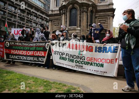 Londres, Royaume-Uni. 10 avril 2026. Les manifestants pro-palestiniens se rassemblent devant Bush House au King’s College de Londres sur le Strand, où devait avoir lieu la Conférence de la Défense de Londres. Les étudiants et les militants tiennent des banderoles et chantent des slogans pendant la manifestation. La manifestation est organisée par des groupes d'étudiants, dont le KCL représente Justice. Crédit : Waldemar Sikora / Alamy Live News Banque D'Images