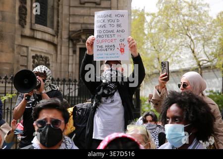Londres, Royaume-Uni. 10 avril 2026. Les manifestants pro-palestiniens se rassemblent devant Bush House au King’s College de Londres sur le Strand, où devait avoir lieu la Conférence de la Défense de Londres. Les étudiants et les militants tiennent des banderoles et chantent des slogans pendant la manifestation. La manifestation est organisée par des groupes d'étudiants, dont le KCL représente Justice. Crédit : Waldemar Sikora / Alamy Live News Banque D'Images