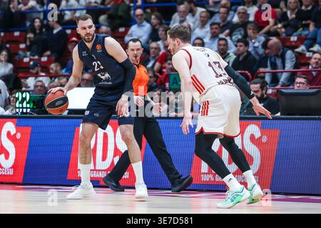 Milan, Italie. 09th Apr, 2026. Marko Guduric #23 de l'EA7 Emporio Armani Milano vu en action lors du match Round 37 de la saison régulière de Turkish Airlines EuroLeague 2025/26 entre l'EA7 Emporio Armani Milano et le FC Bayern Munich à Allianz Cloud. Score final ; EA7 Emporio Armani Milan 84 | 94 FC Bayern Munich. Crédit : SOPA images Limited/Alamy Live News Banque D'Images