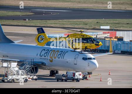 Rettungshubschrauber Christoph Rheinland, d-HDOM, der ADAC Luftrettung gGmbH auf basis einer H-145, Airbus Helicopters, Landet auf dem Flughafen Köln-Bonn, WO er stationiert ist, dahinter Cargoair Boeing 737-800F, NRW, Deutschland Rettungshubschrauber *** hélicoptère de sauvetage Christoph Rheinland, d HDOM, de l'ADAC Luftrettung Air Helicopted, Allemagne, Boeing 145, Allemagne, Boeing 737 800, Cargog Airbus, Allemagne Banque D'Images