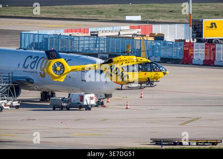 Rettungshubschrauber Christoph Rheinland, d-HDOM, der ADAC Luftrettung gGmbH auf basis einer H-145, Airbus Helicopters, Landet auf dem Flughafen Köln-Bonn, WO er stationiert ist, dahinter Cargoair Boeing 737-800F, NRW, Deutschland Rettungshubschrauber *** hélicoptère de sauvetage Christoph Rheinland, d HDOM, de l'ADAC Luftrettung Air Helicopted, Allemagne, Boeing 145, Allemagne, Boeing 737 800, Cargog Airbus, Allemagne Banque D'Images