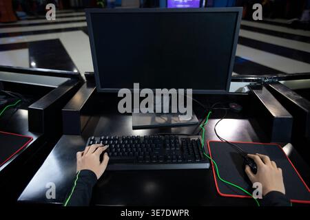 Homme chinois jouant avec l'ordinateur dans un café Internet Banque D'Images