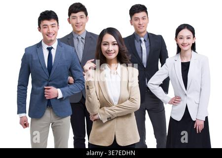 Femme d'affaires chinoise souriante penchant le coude sur la main debout avec des collègues sur fond blanc dans le studio Banque D'Images