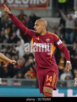 Rome, Italie. 10 avril 2026. Donyell Malen de Roma célèbre son troisième but lors d'un match de Serie A entre Roma et Pise à Rome, Italie, le 10 avril 2026. Crédit : Alberto Lingria/Xinhua/Alamy Live News Banque D'Images