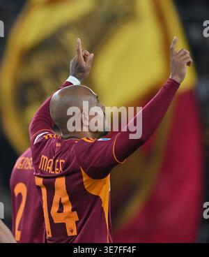 Rome, Italie. 10 avril 2026. Donyell Malen de Roma célèbre son deuxième but lors d'un match de Serie A entre Roma et Pise à Rome, Italie, le 10 avril 2026. Crédit : Alberto Lingria/Xinhua/Alamy Live News Banque D'Images