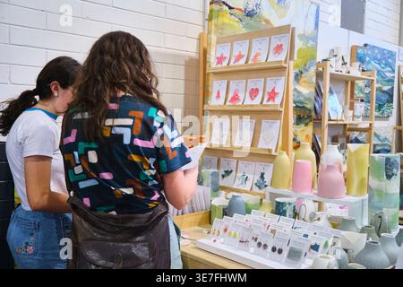 Femmes regardant des ornements de vacances faits à la main en céramique, émaillé. À la vente EPIC Christmas Market à Canberra, en Australie. Banque D'Images