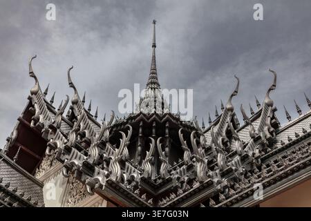 Vue détaillée d'un toit sur l'un des temples, à l'ancien Siam (également connu sous le nom de Muang Boran), un musée en plein air situé à Samut Prakan, Thaïlande. Banque D'Images