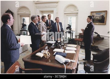 Photographie du président Reagan et son personnel de la Maison Blanche sur l'assassinat du Président égyptien Anouar Sadate Banque D'Images