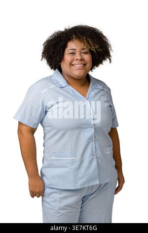 Femme hispanique de grande taille avec afro bouclé portant un uniforme bleu debout sur fond blanc en studio Banque D'Images
