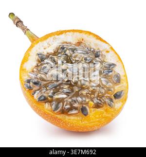 La moitié du fruit de granadilla jaune doux (Passiflora ligularis) avec des graines de granadilla isolé sur fond blanc avec chemin de découpage. Image de haute qualité Banque D'Images