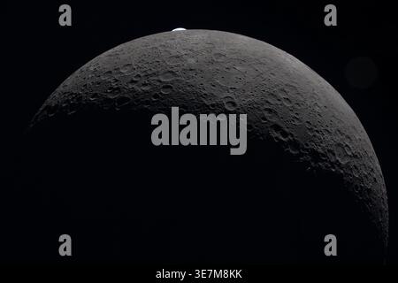 Le 6 avril 2026 – alors que l’équipage d’Artemis II survolait l’autre côté de la Lune, ils ont capturé des observations scientifiques clés, des photographies, des vidéos et des enregistrements documentant des observations critiques pour aider les scientifiques au sol à comprendre la composition et l’histoire de la surface lunaire. Près du centre de la vue se trouve le bassin Hertzsprung, une caractéristique d'impact ancienne et expansive décrite par l'équipage d'Artemis II comme plus sombre dans le ton global par rapport au terrain environnant. Les observations de l'équipage mettent en évidence un contraste saisissant de texture : l'intérieur de Hertzsprung semble exceptionnellement lisse. Banque D'Images