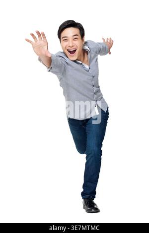Joyeux homme chinois portant des manches longues tendre la main sur fond blanc dans le studio Banque D'Images