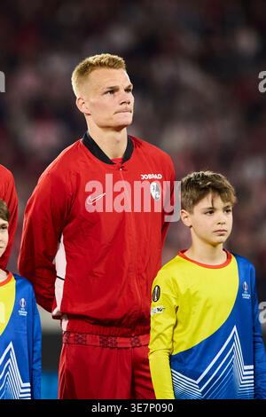 Freiburg Im Breisgau, Espagne. 09th Apr, 2026. FREIBURG IM BREISGAU, ALLEMAGNE - 09 AVRIL : Philipp Lienhart du SC Freiburg revient sur le quart de finale de l'UEFA Europa League 2025/26 Leg One match entre le SC Freiburg et le Real Club Celta au Stadion am Wolfswinkel le 09 avril 2026 à Freiburg im Breisgau, Allemagne. Crédit : Magara Press SL/Alamy Live News Banque D'Images