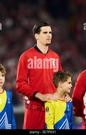 Freiburg Im Breisgau, Espagne. 09th Apr, 2026. FREIBURG Im BREISGAU, ALLEMAGNE - 09 AVRIL : Igor Matanovic du SC Freiburg regarde avant le match quart de finale de l'UEFA Europa League 2025/26 Leg One entre le SC Freiburg et le Real Club Celta au Stadion am Wolfswinkel le 09 avril 2026 à Freiburg im Breisgau, Allemagne. Crédit : Magara Press SL/Alamy Live News Banque D'Images