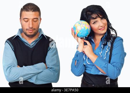 L'homme croise les bras, les yeux fermés, l'expression fatiguée. Femme sourit, tient le globe, gestes avec confiance. Les deux portent des vêtements décontractés et colorés. L'image transmet g Banque D'Images