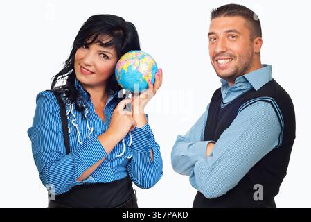 Deux personnes se tiennent côte à côte sur un fond blanc Uni. La femme tient un globe tout en souriant doucement. L'homme se tient à côté d'elle, arme cro Banque D'Images
