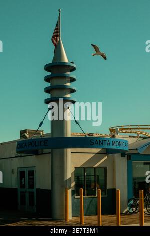 Santa Monica Pier, Californie, États-Unis — structure de tour et bâtiments de jetée sous ciel dégagé. Banque D'Images