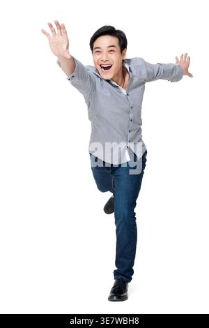 Joyeux homme chinois portant des manches longues tendre la main sur fond blanc dans le studio Banque D'Images