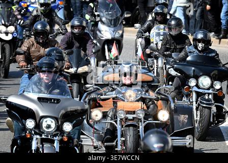 Podebrady, République tchèque. 11 avril 2026. Les amateurs de motos Harley-Davidson traversent le centre-ville de Podebrady, en République tchèque. Le 11 avril 2026, les coureurs marquent le début de leur 28e saison moto avec un défilé traditionnel de Prague à Podebrady. (Crédit image : © Slavek Ruta/ZUMA Press Wire) USAGE ÉDITORIAL SEULEMENT ! Non destiné à UN USAGE commercial ! Banque D'Images