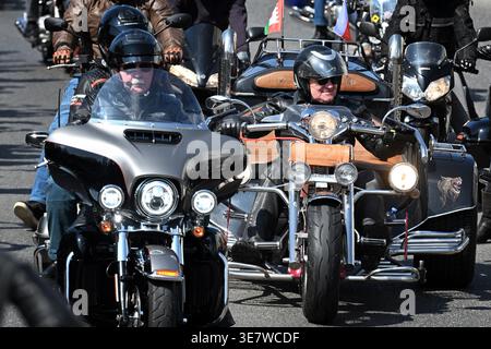 Podebrady, République tchèque. 11 avril 2026. Les amateurs de motos Harley-Davidson traversent le centre-ville de Podebrady, en République tchèque. Le 11 avril 2026, les coureurs marquent le début de leur 28e saison moto avec un défilé traditionnel de Prague à Podebrady. (Crédit image : © Slavek Ruta/ZUMA Press Wire) USAGE ÉDITORIAL SEULEMENT ! Non destiné à UN USAGE commercial ! Banque D'Images