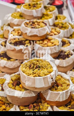 Petits gâteaux assortis de saveurs différentes avec des noix, sur le marché de San Miguel Madrid. Banque D'Images