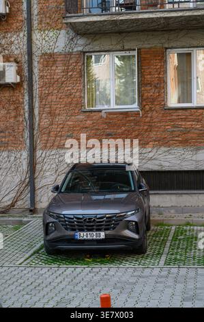 2 avril 2026, Tbilissi, Géorgie photo haute résolution d'un Hyundai Tucson garé dans un parking résidentiel près d'immeubles d'habitation. Le su moderne Banque D'Images