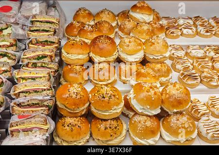 Assortiment de pâtisseries avec crème, chocolat et collations variées sur le marché San Miguel Madrid. Banque D'Images