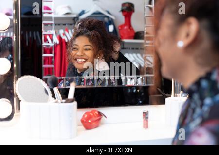 Jeune femme afro-américaine se coiffant Banque D'Images