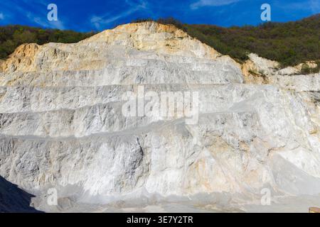 Carrière de calcaire avec des parois rocheuses en terrasses près de Samobor, Croatie Banque D'Images