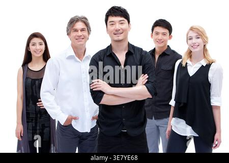 Équipe d'affaires chinoise et caucasienne debout sur fond blanc dans le studio Banque D'Images