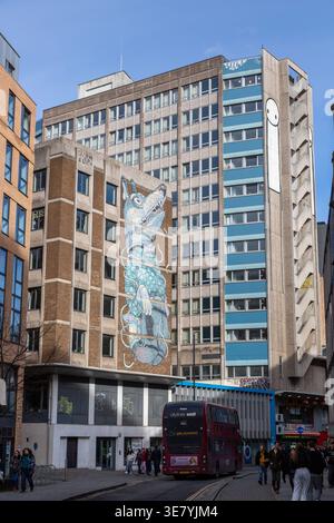 Une grande murale représentant une créature bleue ressemblant à un loup a été peinte par l'artiste espagnol Aryz, sur Nelson Street à Bristol, en Angleterre Banque D'Images