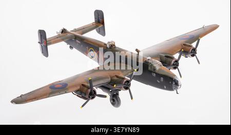 Un modèle réduit méticuleusement conçu du bombardier Handley page Halifax, mettant en valeur son design distinctif à quatre moteurs et sa livrée de camouflage Banque D'Images