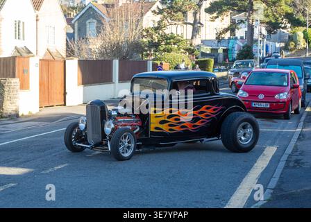 Une Ford Coupe vintage hot Rod 1932 avec des flammes orange et jaunes vers le bas de son côté. Banque D'Images