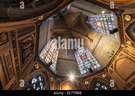 Une vue vers le haut à l'intérieur du Scott Monument révèle des sculptures en bois complexes et des vitraux vibrants illuminant l'espace intérieur Banque D'Images