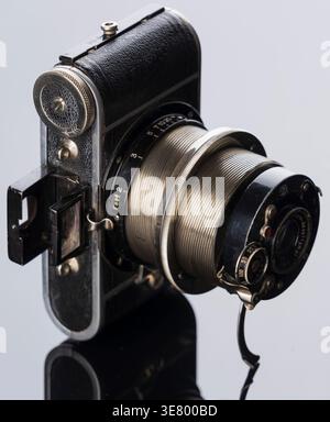 Gros plan détaillé d'une caméra Ihagee Parvola antique avec tube extensible en métal et mise au point hélicoïdale Banque D'Images