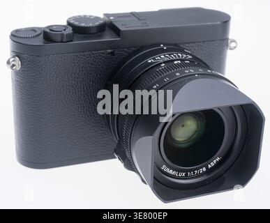 Une photo studio détaillée du boîtier de l'appareil photo Leica Q2 Monochrom et de son objectif Summilux attaché, mettant en évidence la poignée texturée et les détails de l'objectif Banque D'Images