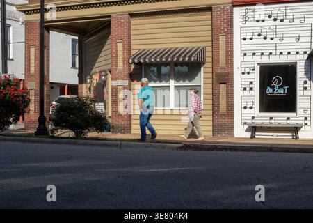 Selma, Caroline du Nord : un couple plus âgé marche le long d'une rue du centre-ville de Selma, reflétant la vie quotidienne dans une petite communauté rurale. Banque D'Images