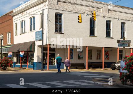 Selma, Caroline du Nord : un couple plus âgé marche le long d'une rue du centre-ville de Selma, reflétant la vie quotidienne dans une petite communauté rurale. Banque D'Images